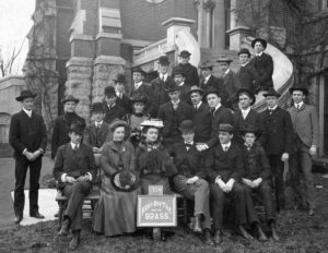 About 40 Vanderbilt students posed on graduation day, 1904. 3 of them are women.